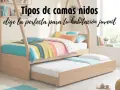 Cama nido de madera con dos colchones, ideal para habitaciones juveniles. La cama superior tiene ropa de cama colorida y la inferior está lista para usar.