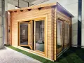 Caseta de jardín de madera con puertas acristaladas, ideal para hacer caseta jardín barata y funcional.