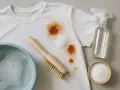 Prepara tu ropa de color para quitar manchas de óxido con un cepillo, jabón y bicarbonato.