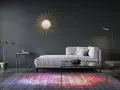 Sofá lila y alfombra vibrante sobre suelos oscuros. Un espejo sol dorado adorna la pared gris.