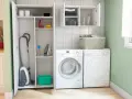 Lavaderos ideas: aspiradora, plancha, cestas y lavadora/secadora en un espacio organizado.
