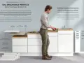 Hombre preparando comida en una cocina modular con diferentes opciones de altura de barra de cocina para una ergonomía perfecta.