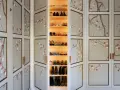 Armario con puertas decoradas con ramas de cerezo en flor. Unas ideas para decorar tu armario por fuera que inspiran calma y belleza.