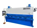 Máquina industrial Primapress, una cizalla hidráulica de metal con panel de control y pedal.
