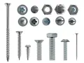Variedad de tipos de cabezas de tornillos y tuercas, incluyendo Phillips, ranurados y hexagonales, listos para cualquier proyecto.