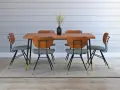 Comedor moderno con mesa de madera y seis sillas grises. La altura de una mesa es perfecta para compartir una comida.