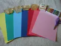 Hojas de goma eva de varios colores, pasteles, tijeras y sellos de mariposa. ¡Ideal para manualidades!