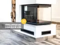 Guía visual para saber como limpiar una chimenea de leña. Chimenea moderna con leña apilada y cristal.