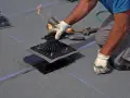 Instalación de tela asfáltica con soplete para impermeabilizar una cubierta. El operario calienta la membrana para adherirla.