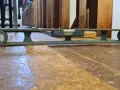 Nivelando un suelo de madera antiguo con un nivel de burbuja. La herramienta muestra que el suelo está ligeramente inclinado.