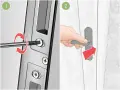 Paso 1: usar destornillador para ajustar tornillos de cerradura. Paso 2: mover manilla para ajustar puerta PVC descolgada.
