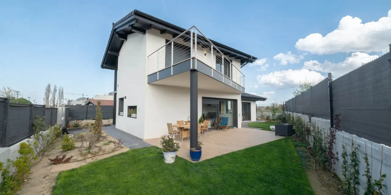 Casa moderna con jardín y terraza. Hay espacio suficiente para que yo pueda construir un garaje en mi parcela.