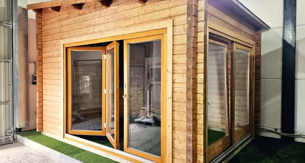 Caseta de jardín de madera con puertas acristaladas, ideal para hacer caseta jardín barata y funcional.