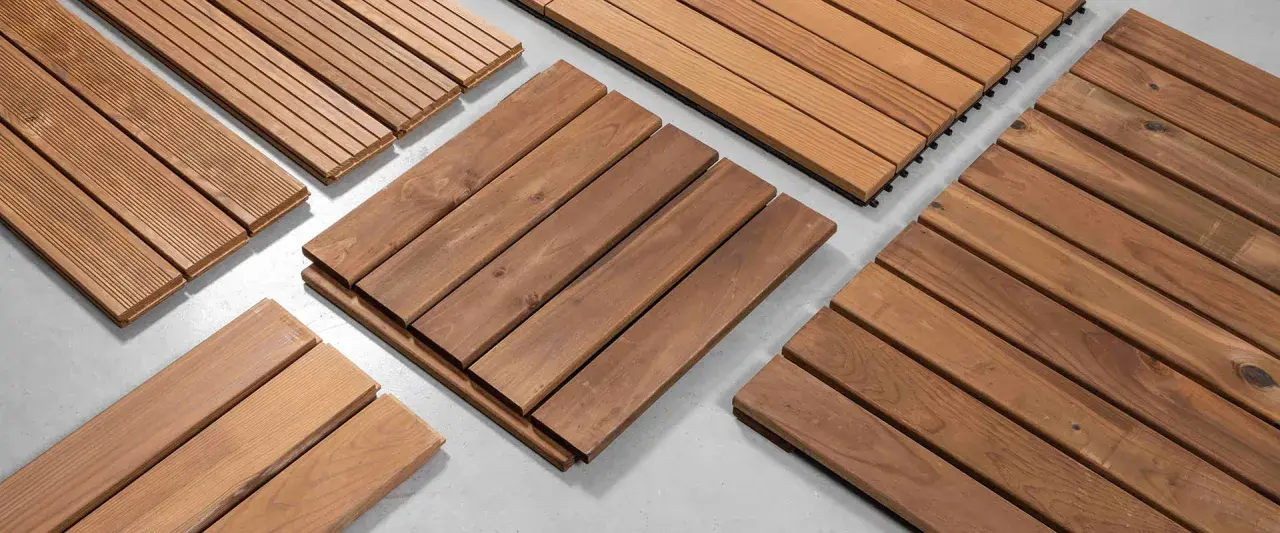 Tablas de madera tropical, ideales para exteriores, muestran diferentes acabados y texturas.