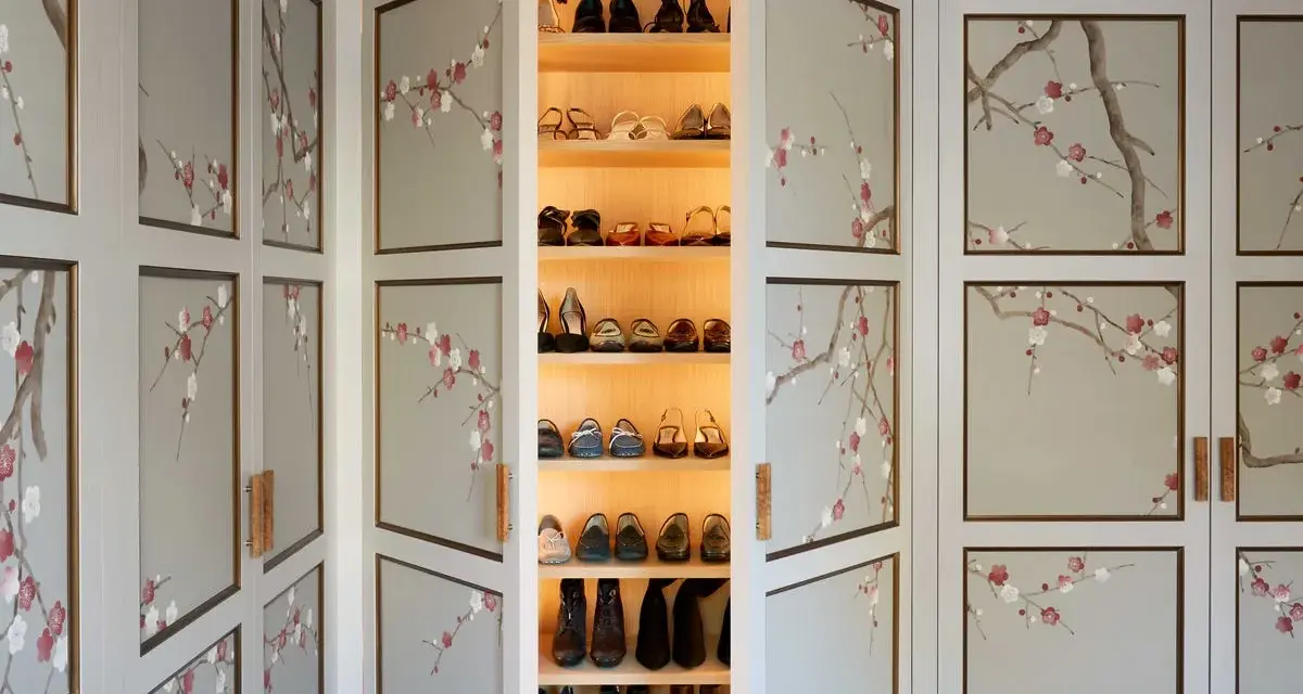 Armario con puertas decoradas con ramas de cerezo en flor. Unas ideas para decorar tu armario por fuera que inspiran calma y belleza.