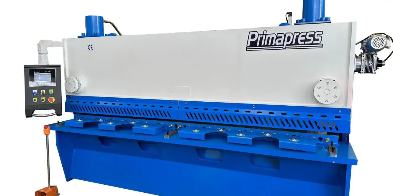 Máquina industrial Primapress, una cizalla hidráulica de metal con panel de control y pedal.