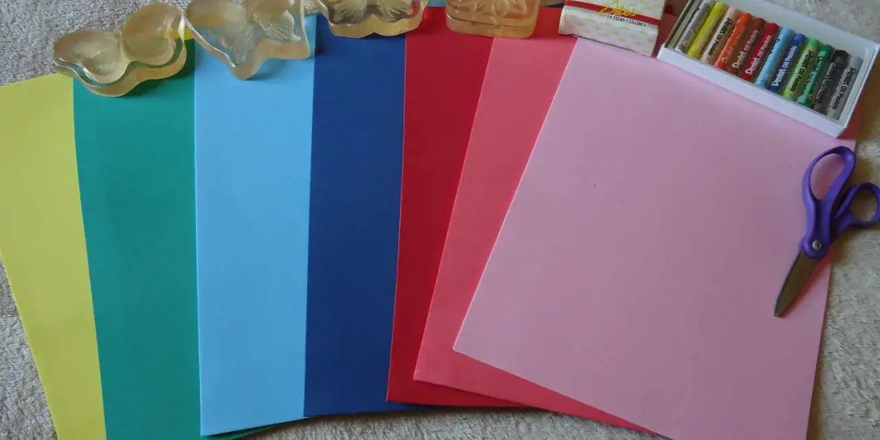 Hojas de goma eva de varios colores, pasteles, tijeras y sellos de mariposa. ¡Ideal para manualidades!