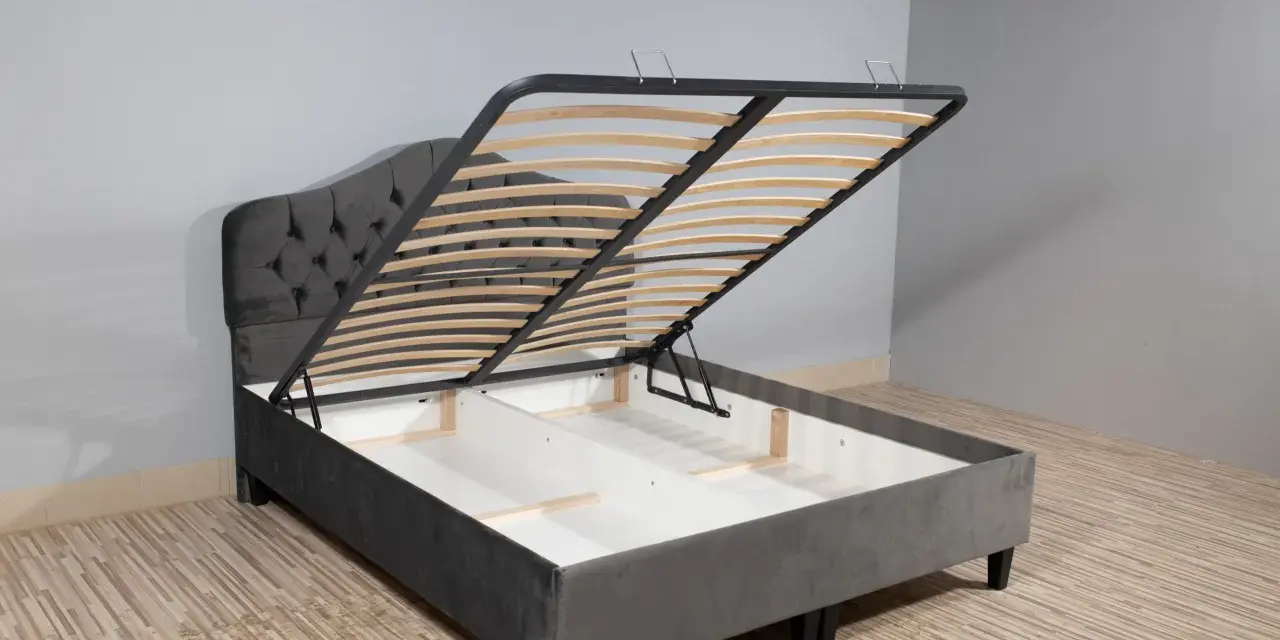 Cama canapé gris con somier abatible, ideal para almacenar.