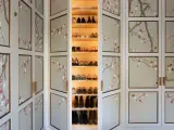 Armario con puertas decoradas con ramas de cerezo en flor. Unas ideas para decorar tu armario por fuera que inspiran calma y belleza.
