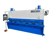 Máquina industrial Primapress, una cizalla hidráulica de metal con panel de control y pedal.