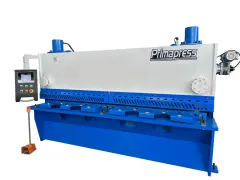 Máquina industrial Primapress, una cizalla hidráulica de metal con panel de control y pedal.