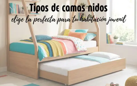 Cama nido de madera con dos colchones, ideal para habitaciones juveniles. La cama superior tiene ropa de cama colorida y la inferior está lista para usar.