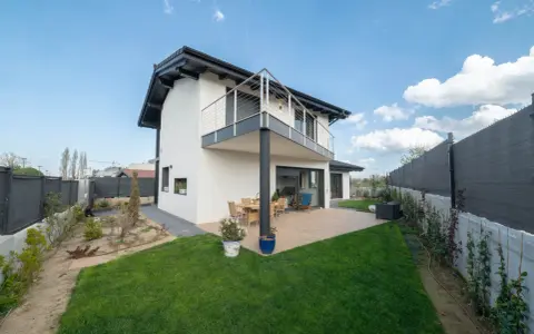Casa moderna con jardín y terraza. Hay espacio suficiente para que yo pueda construir un garaje en mi parcela.