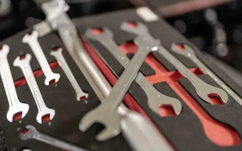 Variedad de tipos de llaves herramientas organizadas en un estuche negro con detalles rojos.