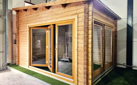 Caseta de jardín de madera con puertas acristaladas, ideal para hacer caseta jardín barata y funcional.