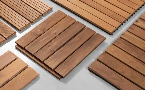 Tablas de madera tropical, ideales para exteriores, muestran diferentes acabados y texturas.