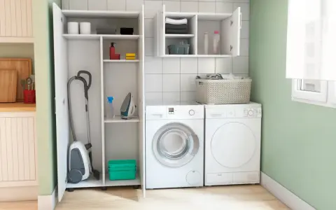 Lavaderos ideas: aspiradora, plancha, cestas y lavadora/secadora en un espacio organizado.