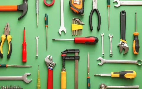 Un surtido de nombres de herramientas de construcción en España: martillo, llaves inglesas, destornilladores, alicates, cinta métrica, juego de llaves Allen y más.