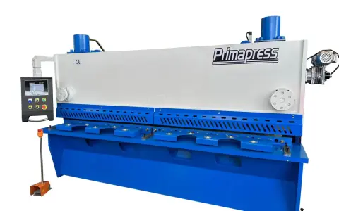 Máquina industrial Primapress, una cizalla hidráulica de metal con panel de control y pedal.