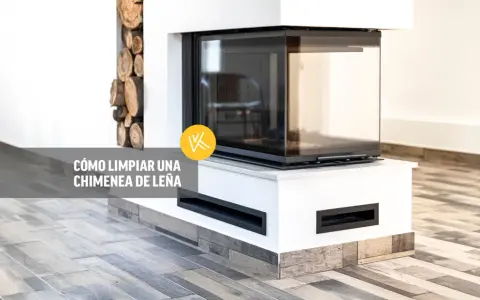 Guía visual para saber como limpiar una chimenea de leña. Chimenea moderna con leña apilada y cristal.