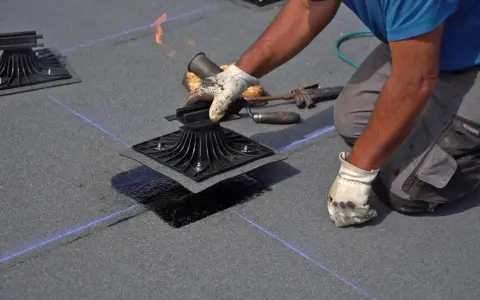 Instalación de tela asfáltica con soplete para impermeabilizar una cubierta. El operario calienta la membrana para adherirla.