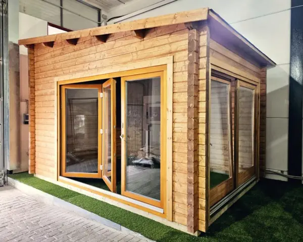 Caseta de jardín de madera con puertas acristaladas, ideal para hacer caseta jardín barata y funcional.