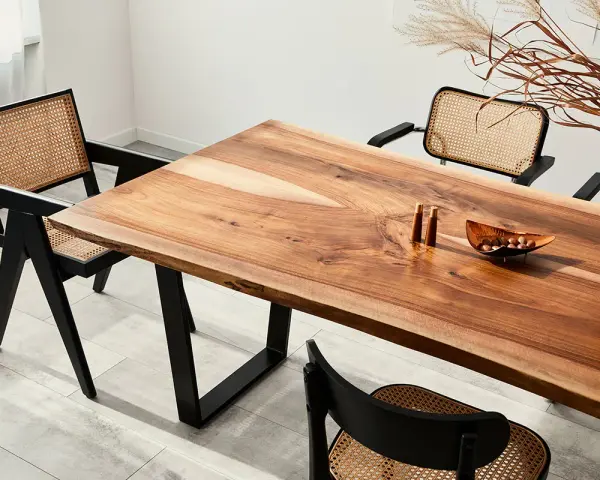 Mesa de comedor con veta madera natural y sillas de ratán.