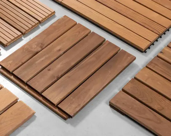 Tablas de madera tropical, ideales para exteriores, muestran diferentes acabados y texturas.