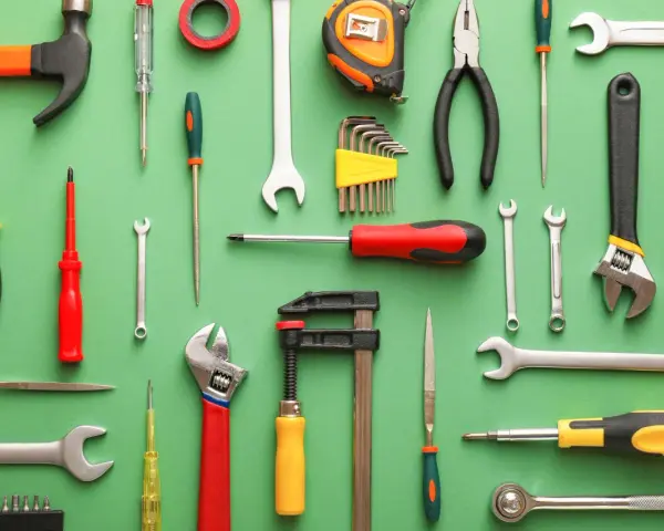 Un surtido de nombres de herramientas de construcción en España: martillo, llaves inglesas, destornilladores, alicates, cinta métrica, juego de llaves Allen y más.