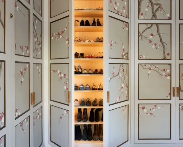 Armario con puertas decoradas con ramas de cerezo en flor. Unas ideas para decorar tu armario por fuera que inspiran calma y belleza.