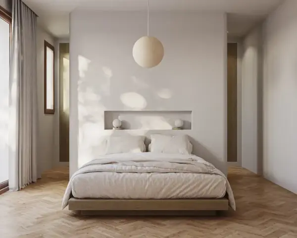 Acogedora habitación pequeña con cama baja, nicho empotrado con lámparas y gran ventanal.
