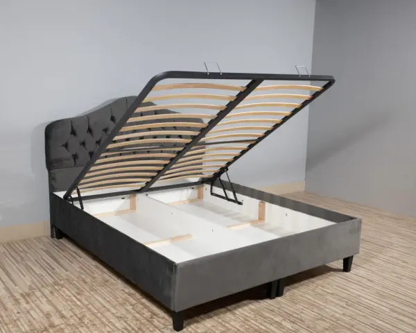 Cama canapé gris con somier abatible, ideal para almacenar.