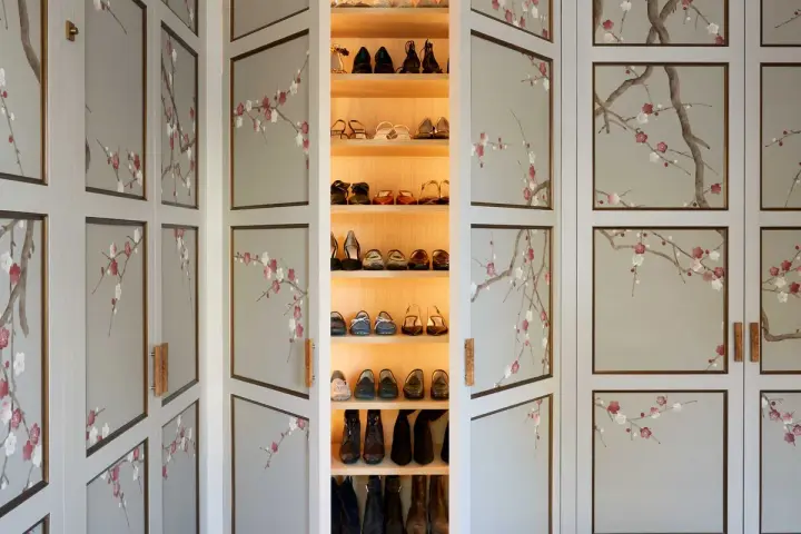 Armario con puertas decoradas con ramas de cerezo en flor. Unas ideas para decorar tu armario por fuera que inspiran calma y belleza.