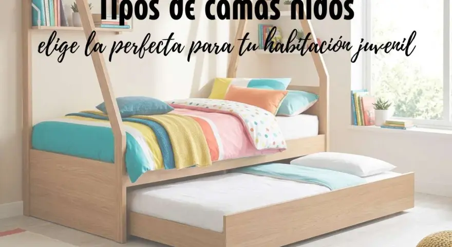 Cama nido de madera con dos colchones, ideal para habitaciones juveniles. La cama superior tiene ropa de cama colorida y la inferior está lista para usar.