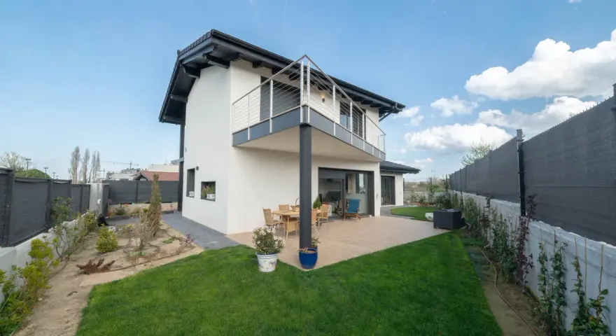 Casa moderna con jardín y terraza. Hay espacio suficiente para que yo pueda construir un garaje en mi parcela.