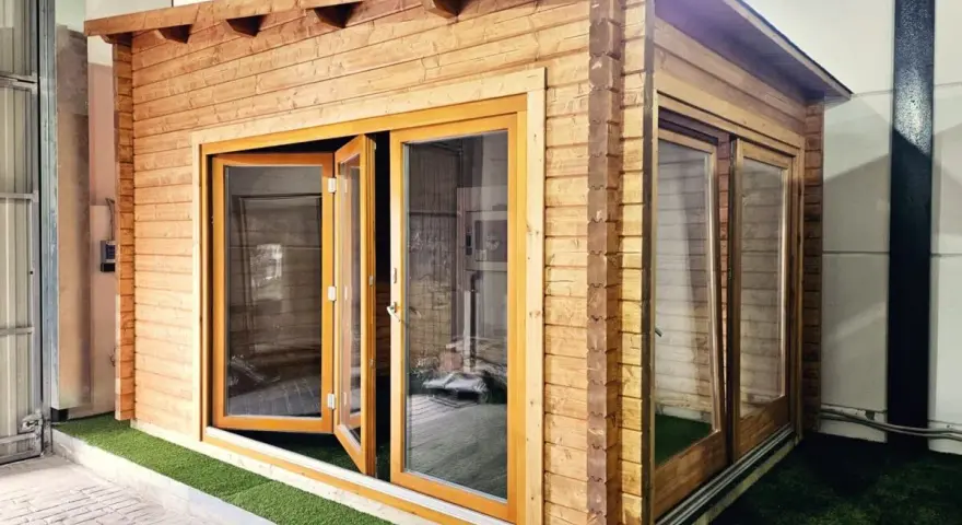 Caseta de jardín de madera con puertas acristaladas, ideal para hacer caseta jardín barata y funcional.