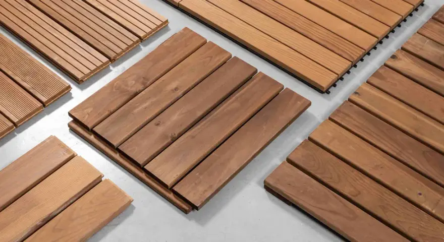 Tablas de madera tropical, ideales para exteriores, muestran diferentes acabados y texturas.
