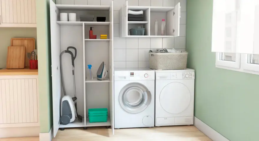 Lavaderos ideas: aspiradora, plancha, cestas y lavadora/secadora en un espacio organizado.