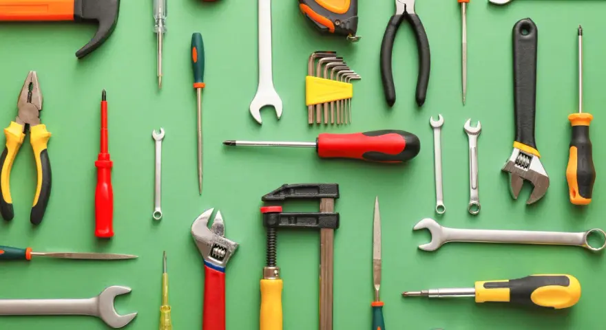 Un surtido de nombres de herramientas de construcción en España: martillo, llaves inglesas, destornilladores, alicates, cinta métrica, juego de llaves Allen y más.