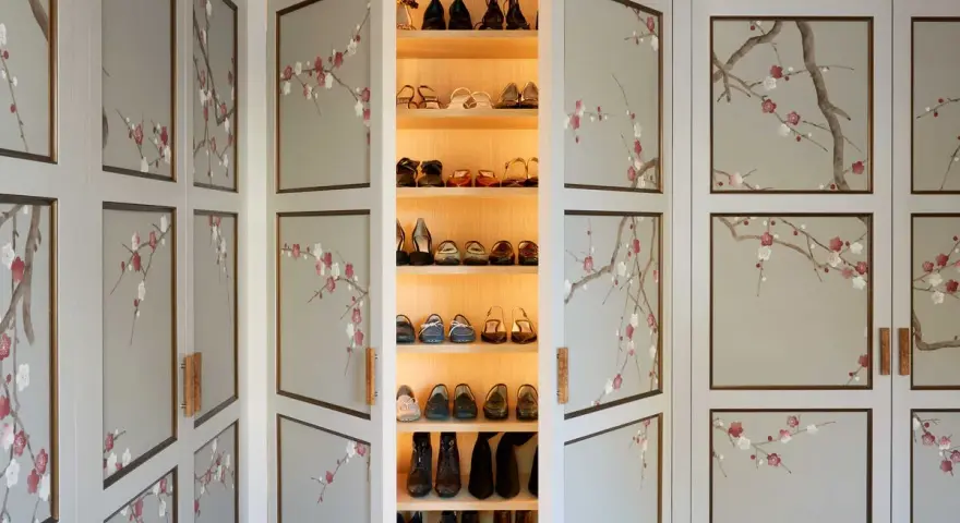 Armario con puertas decoradas con ramas de cerezo en flor. Unas ideas para decorar tu armario por fuera que inspiran calma y belleza.
